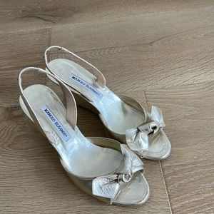 Gold low wedges with bow!